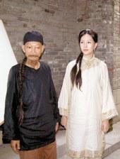 脱岳裙子从后面挺进去电
